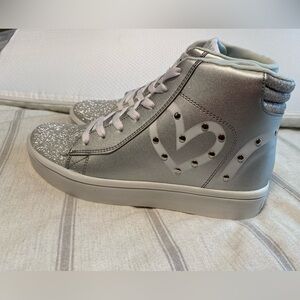 Andrea’s  SNEAKER PLATA  9 1/2